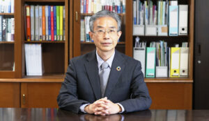 民主主義の危機を「金融」は救えるか、高崎経済大学長が語る